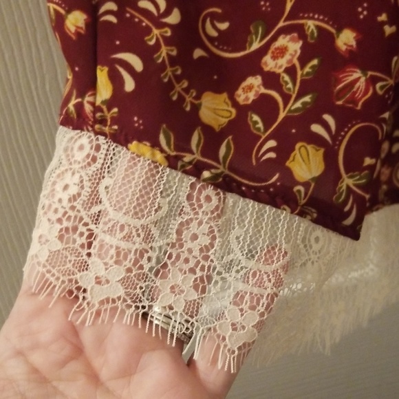 Beautiful, floral short top! - Picture 2 of 4